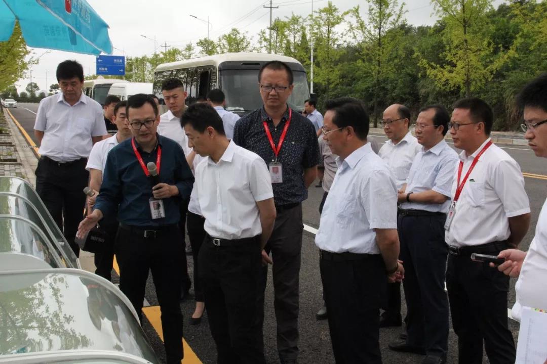 贵阳市市长陈晏调研尊龙大健康医药产业园2.jpg
